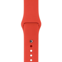 Silikonowy pasek Apple do zegarka Apple Watch w kolorze pomarańczowym, widoczny od strony wewnętrznej z metalowym pinem zapięcia oraz otworami regulacyjnymi.