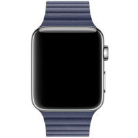 Apple Watch z kopertą w kolorze srebrnym oraz zamontowanym paskiem z karbowanej skóry w kolorze nocnego błękitu, widok z przodu na wygaszony ekran urządzenia.