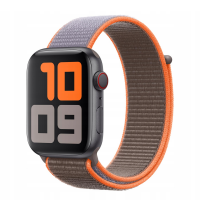 Apple Watch w ciemnej kopercie z cyfrową tarczą wskazującą godzinę 10:09, wyposażony w oryginalną opaskę sportową Apple w kolorze Witamina C, widok z boku.