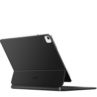 Czarne etui z klawiaturą Tech-Protect SC do Apple iPad Air 13 zamontowane na tablecie, widok od tyłu na wyspę aparatu oraz magnetyczne mocowanie rysika.