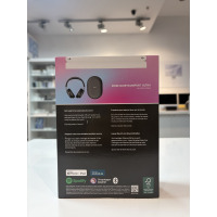 Tył opakowania słuchawek Bose QuietComfort Ultra w kolorze czarnym z etui ochronnym, logotypami technologii dźwięku oraz opisem produktu w kilku językach.