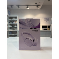 Pudełko słuchawek bezprzewodowych Bose QuietComfort w kolorze chilled lilac, prezentujące na froncie grafikę produktu oraz napis Bose QuietComfort Headphones.