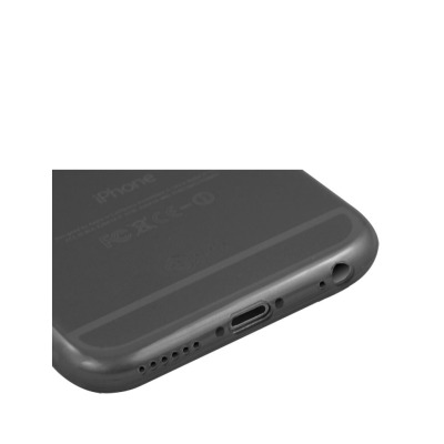 Czarne etui Pinlo Proto na iPhone 6 lub 6s Plus, widok na dolną krawędź z precyzyjnymi wycięciami na port ładowania, głośniki oraz gniazdo słuchawkowe.