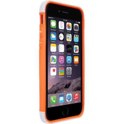 Biało-pomarańczowe etui Thule Atmos X3 na iPhone 6/6s, ukazujące smartfon z włączonym ekranem głównym systemu iOS oraz widocznymi przyciskami głośności z boku.