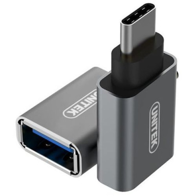Adapter USB Typ-C na USB marki Unitek w kolorze szarym, widoczny z dwóch stron, prezentujący złącze USB-C oraz port USB-A z niebieskim wnętrzem.
