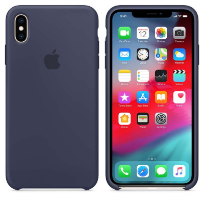 Silikonowe etui Apple w kolorze nocnego błękitu do iPhone Xs Max, widok na tylną część obudowy z wycięciem na pionowy podwójny aparat i logo producenta.
