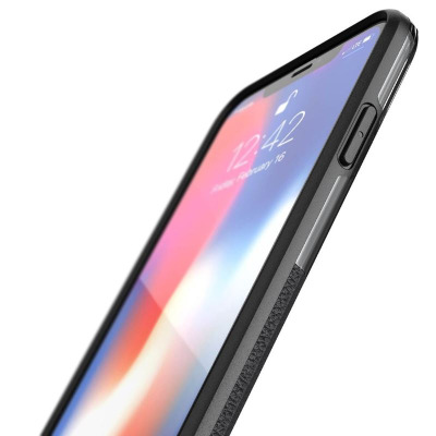 Czarne etui X-Doria Dash do iPhone Xs Max, widok z profilu prezentujący precyzyjne wycięcia na przyciski oraz elegancką teksturę na bocznej krawędzi obudowy.