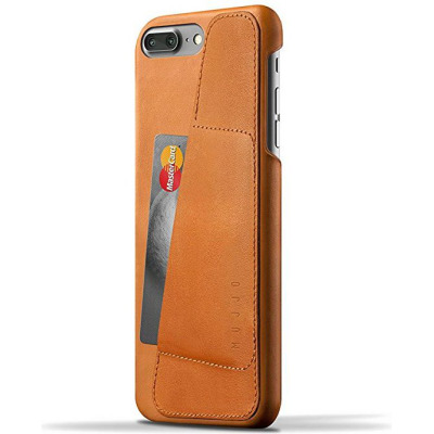 Brązowe skórzane etui Mujjo Wallet do iPhone 7/8 Plus z kieszonką na kartę płatniczą Mastercard, widok na tylny panel z wycięciem na aparat i logo marki.