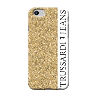 Złote etui Trussardi do iPhone 7, 8 oraz SE 2020 z błyszczącą fakturą brokatu, pionowym białym pasem z czarnym napisem TRUSSARDI JEANS oraz otworem na aparat.