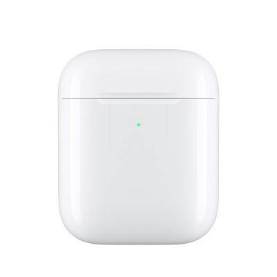 Białe etui ładujące Apple do słuchawek AirPods z zamkniętą pokrywą, widoczną szczeliną na zawias oraz świecącą na zielono diodą LED na przednim panelu.