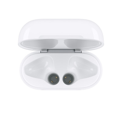 Otwarte białe etui ładujące Apple do słuchawek AirPods z widocznymi pustymi gniazdami na słuchawki oraz małą diodą LED na przedniej części obudowy.
