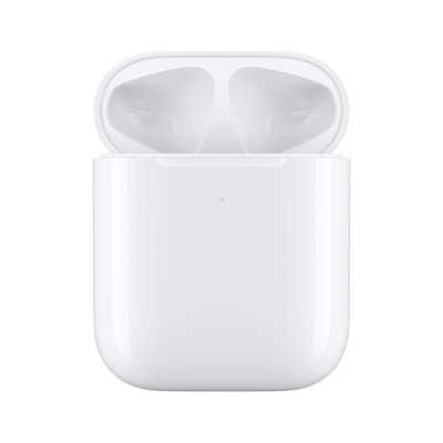 Otwarte białe etui ładujące Apple do słuchawek AirPods z widocznymi pustymi gniazdami na słuchawki oraz małą diodą LED na przedniej części obudowy.