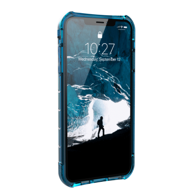 Niebieskie przeźroczyste etui UAG Plyo do iPhone Xs Max, ukazujące telefon z włączonym ekranem blokady i tapetą z wędrowcem w lodowej jaskini pod kątem.