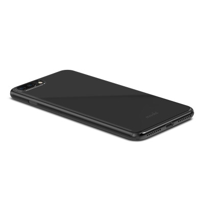 Czarne etui Moshi SuperSkin do iPhone 7/8 Plus, ukazujące tył urządzenia z wycięciem na podwójny aparat, logiem producenta oraz dolnymi portami i głośnikami.