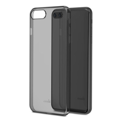 Czarne, półprzezroczyste etui Moshi SuperSkin do iPhone 7/8 Plus z wycięciem na aparat, ukazane w widoku izometrycznym z widocznym logo marki na obudowie.
