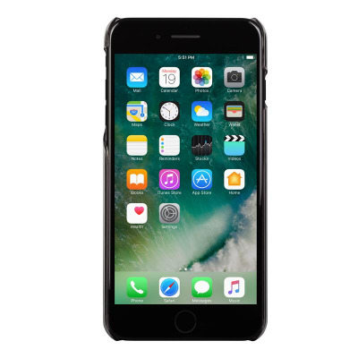 Czarne etui Moshi XT na iPhone 7/8 Plus, prezentujące urządzenie z włączonym ekranem głównym systemu iOS z siatką ikon aplikacji na tle fali morskiej.