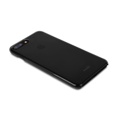 Czarne etui Moshi XT na telefon iPhone 7/8 Plus w widoku izometrycznym, ukazujące wycięcie na aparat oraz subtelne logo marki na tylnej części obudowy.