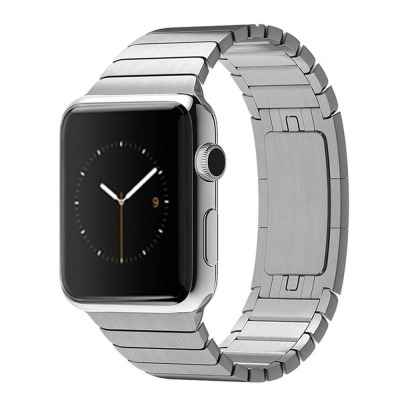 Srebrny pasek TECH-PROTECT Linkband do Apple Watch 44/45/49 mm z klasycznym zapięciem, zamontowany na kopercie zegarka z widoczną tarczą analogową.