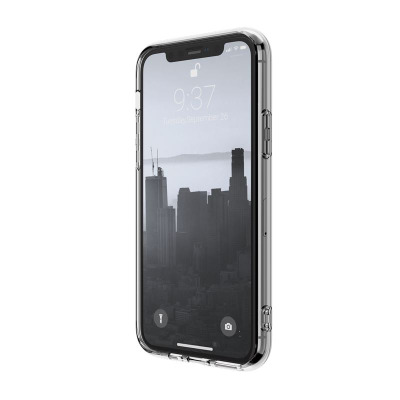 Przezroczyste etui X-Doria Glass Plus na iPhone 11 Pro, ukazane w ujęciu izometrycznym z widocznym ekranem blokady z godziną 9:37 i tapetą miasta.