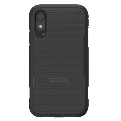 Czarne etui ochronne Gear4 Platoon do iPhone Xr z widocznym wycięciem na aparat oraz wytłoczonym logo marki i napisem D3O na wewnętrznej stronie plecków.
