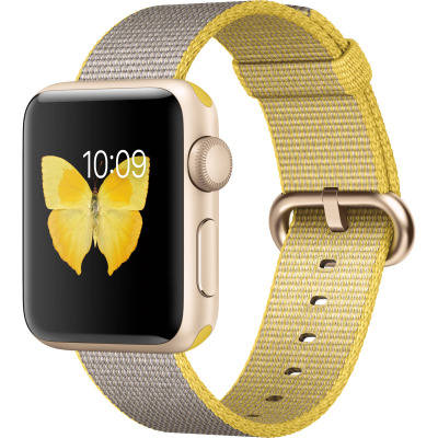 Żółty nylonowy pasek Apple do zegarka Apple Watch z kopertą w kolorze złota, na której wyświetlaczu widoczny jest motyl oraz godzina 10:09.