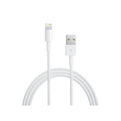 Biały przewód Apple Lightning do USB z widocznymi końcówkami złącz, przeznaczony do ładowania oraz synchronizacji danych urządzeń iPhone oraz iPad.