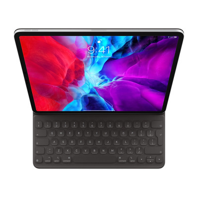 Apple iPad Pro 12.9 z podłączoną czarną klawiaturą Smart Keyboard Folio, widok z góry na ekran z kolorową tapetą oraz układ klawiszy w języku angielskim.