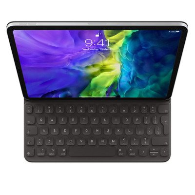Czarna klawiatura Apple Smart Keyboard Folio do iPada Pro 11 z układem klawiszy angielskim, widoczna od góry wraz z włączonym ekranem tabletu Apple.