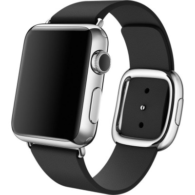 Czarny pasek Apple Modern Buckle do Apple Watch z charakterystycznym metalowym zapięciem, widoczny na srebrnej kopercie zegarka w ujęciu z profilu.
