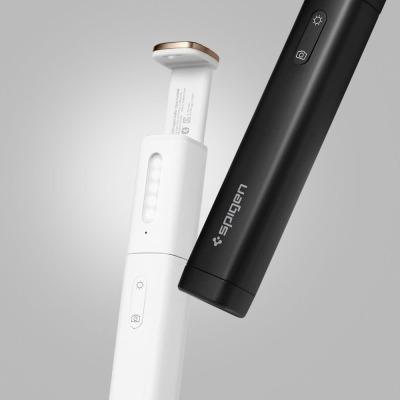 Dwa selfie sticki Spigen S550W LED w kolorach czarnym i białym ustawione pionowo, z widocznymi przyciskami sterowania, logotypem marki oraz wysuniętym uchwytem.