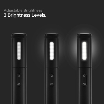 Trzy czarne selfie sticki Spigen S550W LED ustawione obok siebie, prezentujące trzy poziomy jasności wbudowanej lampy. Napis: Adjustable Brightness 3