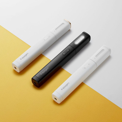Trzy selfie sticki Spigen S550W LED w kolorach białym i czarnym ustawione ukośnie na dwukolorowym tle, z widocznym podświetlonym panelem diod LED w jednym.