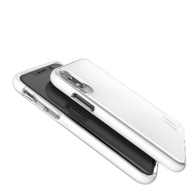 Białe etui Gear4 Battersea do iPhone XR z prążkowaną fakturą na pleckach, ukazane w rzucie izometrycznym z widocznym wycięciem na wyspę aparatów.