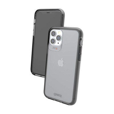 Czarne etui Gear4 Hampton do iPhone 11 Pro z widoczną wyspą aparatów, logo Apple na pleckach oraz nadrukami Protected by D3O i Gear4 na przezroczystej obudowie.