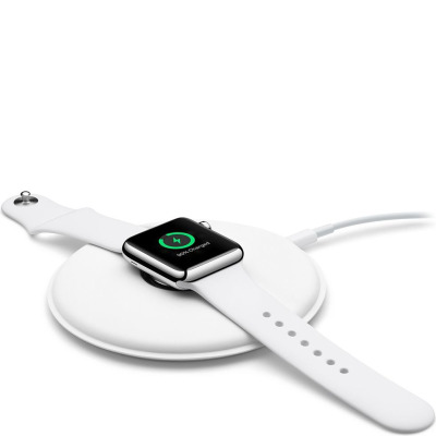 Biała magnetyczna stacja ładująca Apple do zegarka Apple Watch z podłączonym przewodem, na której spoczywa zegarek z białym paskiem i stanem 90% naładowania.
