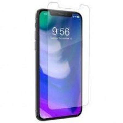 Przezroczyste szkło hartowane Zagg nałożone na ekran smartfona iPhone Xs Max lub 11 Pro Max, prezentujące dopasowanie do wycięcia na przedni aparat.