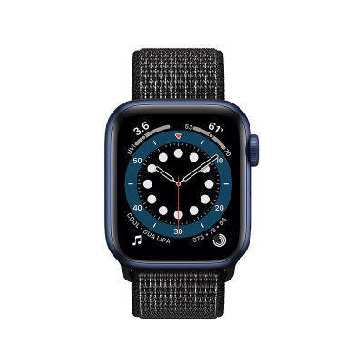 Apple Watch z niebieską kopertą i czarnym paskiem sportowym Crong Reflex Band, widoczna tarcza zegarka z aktywnymi widżetami, godziną i odtwarzanym utworem.