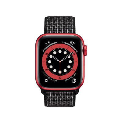 Czerwony Apple Watch z czarnym paskiem Crong Reflex Band, widoczna tarcza zegarka z cyfrowymi wskaźnikami, godziną i napisem Dua Lipa na białym tle.