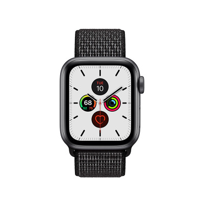 Czarny pasek sportowy Crong Reflex Band zamontowany na zegarku Apple Watch z jasną tarczą, widok od frontu prezentujący design akcesorium i kopertę urządzenia.