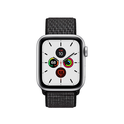 Srebrny Apple Watch z czarnym paskiem sportowym Crong Reflex Band, widok od frontu na tarczę zegarka z aktywnymi tarczami informacyjnymi i datą wtorek 10.