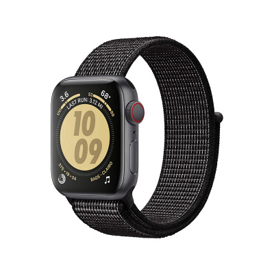 Czarny pasek sportowy Crong Reflex Band do Apple Watch, założony na kopertę zegarka z tarczą wyświetlającą godzinę 10:09 oraz dane o aktywności fizycznej.