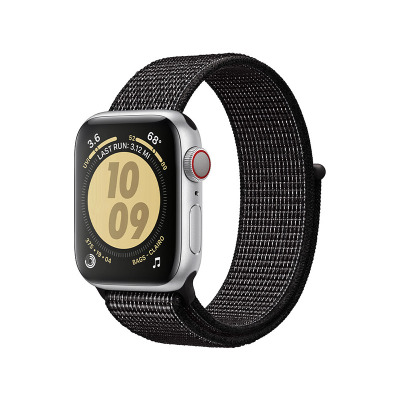 Czarny pasek sportowy Crong Reflex Band do Apple Watch, założony na srebrną kopertę zegarka z tarczą wyświetlającą godzinę 10:09 oraz dane o aktywności.