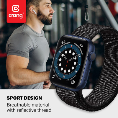 Czarny pasek sportowy Crong Reflex Band do Apple Watch na nadgarstku mężczyzny biegającego w siłowni, z widocznym logo Crong w lewym górnym rogu.