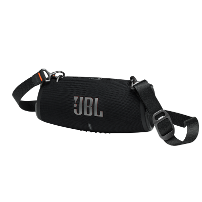 Czarny głośnik JBL Xtreme 3 z logotypem marki na froncie, wyposażony w regulowany pasek na ramię z metalowymi klamrami, ujęty w perspektywie półprofilu.