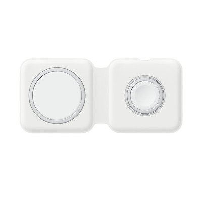 Biała podwójna ładowarka Apple MagSafe Duo z dwoma okrągłymi polami ładującymi, przeznaczona do jednoczesnego zasilania iPhone'a oraz zegarka Apple Watch.