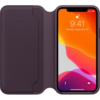 Fioletowe skórzane etui typu folio marki Apple do iPhone 11 Pro w widoku otwartym, prezentujące wewnętrzną kieszeń na karty oraz ekran telefonu.