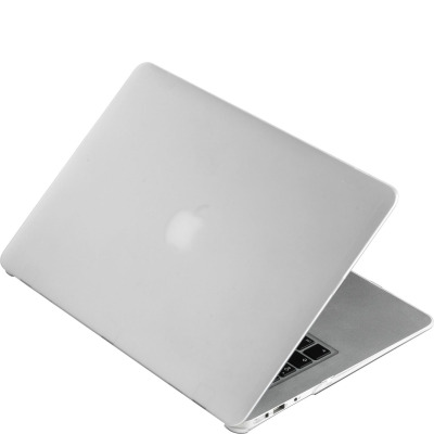Szare, matowe etui eSTUFF Frosted na laptopie Apple MacBook Pro 15, widok na zamkniętą klapę z logo Apple oraz częściowo odsłoniętą klawiaturę i porty boczne.