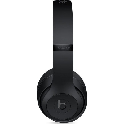 Czarne słuchawki Beats Studio 3 Wireless w matowym wykończeniu, widok z profilu na prawą stronę z wyraźnym logo marki na nauszniku i napisem wireless na pałąku.