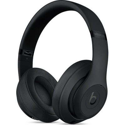 Czarne słuchawki Beats Studio 3 Wireless w matowym wykończeniu, widok z profilu na prawą stronę z wyraźnym logo marki na nauszniku i napisem wireless na pałąku.