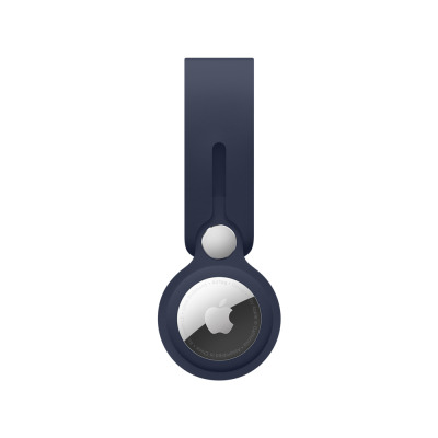 Pasek do Apple AirTag w kolorze głębokiego granatu z metalowym zapięciem, ukazujący umieszczony wewnątrz lokalizator z widocznym logo Apple i napisami.